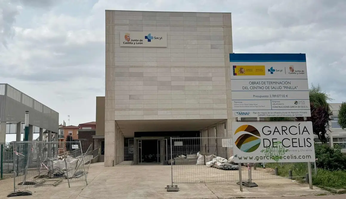 Pese a los más de 3,7 millones invertidos y cinco meses de retraso, los más de 21.000 usuarios seguirán siendo atendidos en instalaciones provisionales sin un horizonte claro de retorno pese a que la obra ya está finalizada. Fotos: Silvia García