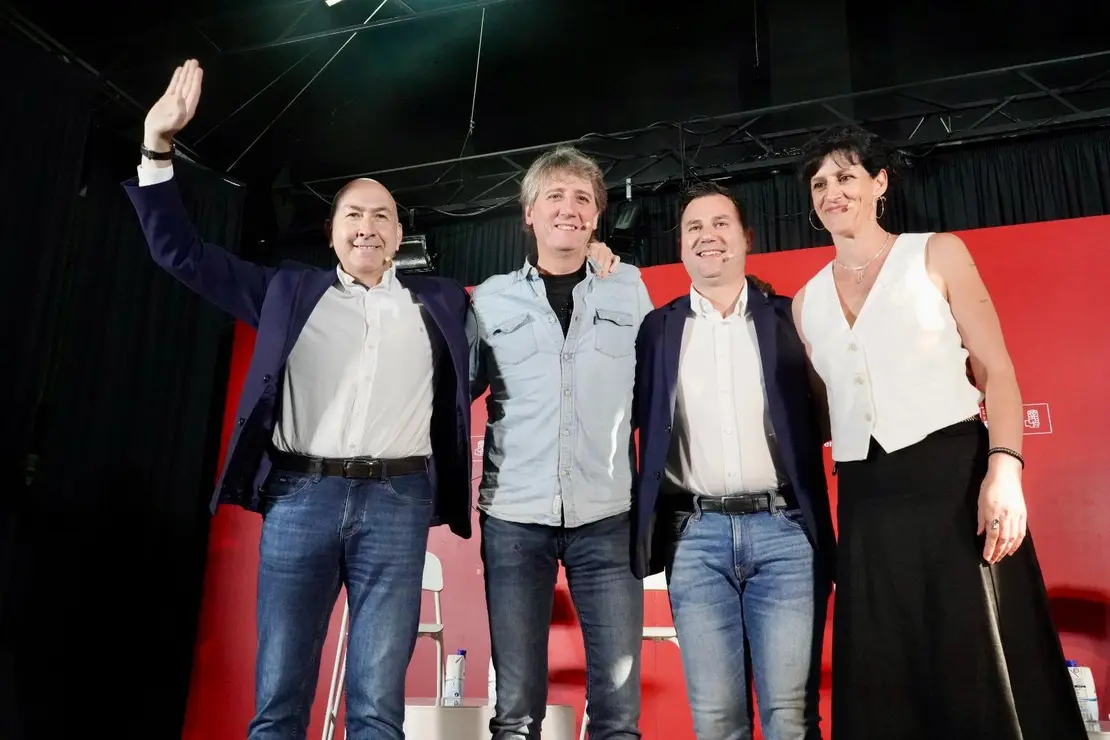 El secretario general del Partido Socialista de Castilla y León, Carlos Martínez, participa junto al secretario general del PSOE de León, Javier Alfonso Cendón, y el secretario adjunto de Política Municipal, Alejandro Soler, con alcaldes y concejales de la provincia de León. Foto: Campillo