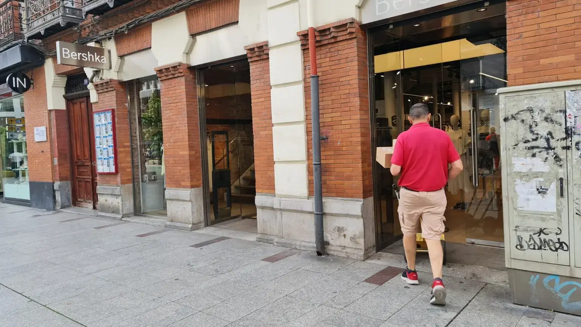 Bershka anuncia el cierre en su tienda en Ordoño II.