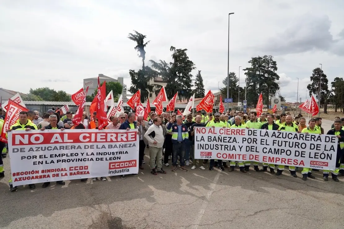 Los trabajadores afectados por el cierre de la planta de Azucarera de La Bañeza se concentran a las puertas de la fábrica