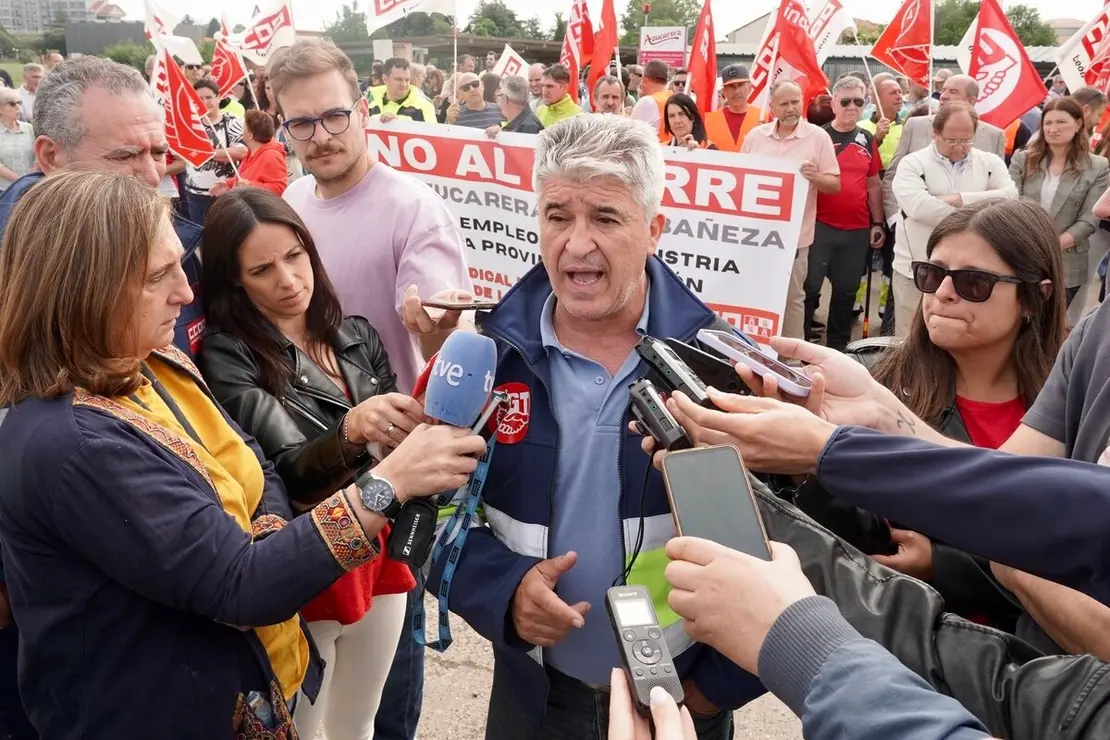 Los trabajadores afectados por el cierre de la planta de Azucarera de La Bañeza se concentran a las puertas de la fábrica