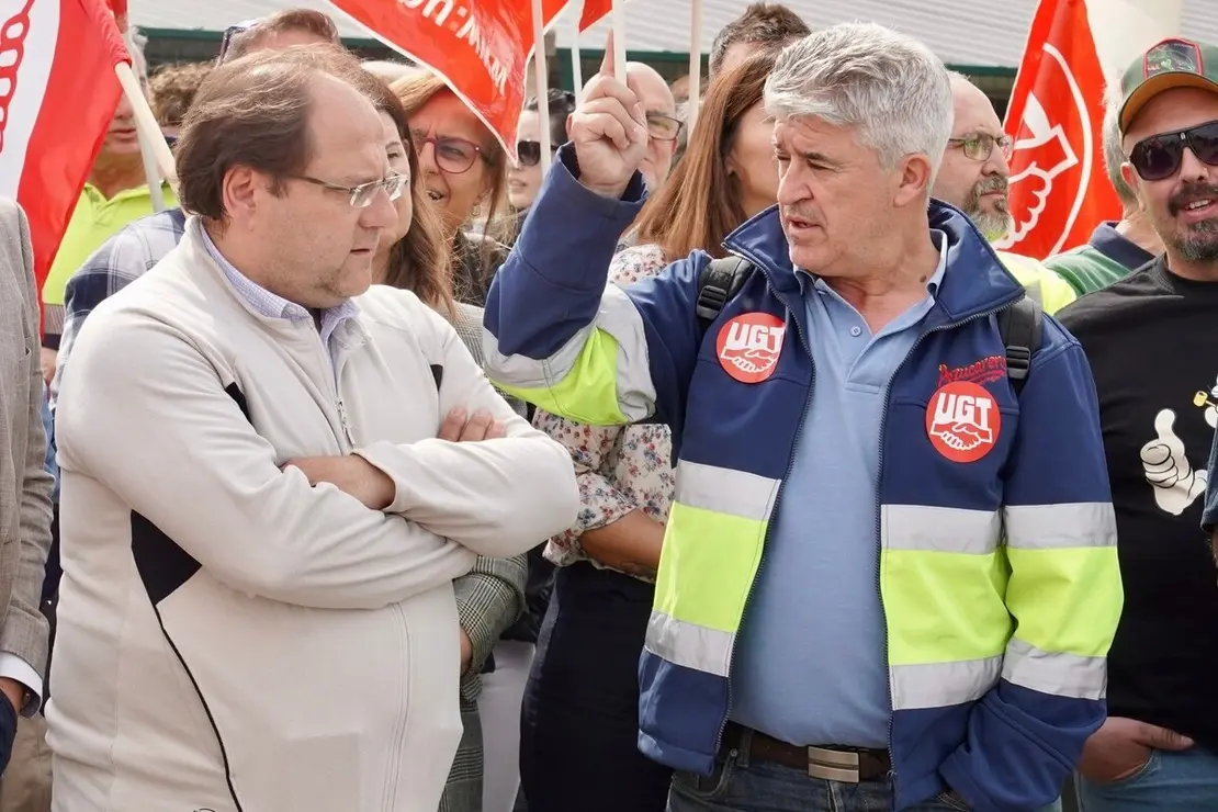 Los trabajadores afectados por el cierre de la planta de Azucarera de La Bañeza se concentran a las puertas de la fábrica