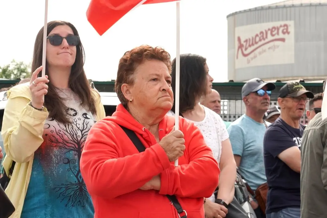 Los trabajadores afectados por el cierre de la planta de Azucarera de La Bañeza se concentran a las puertas de la fábrica