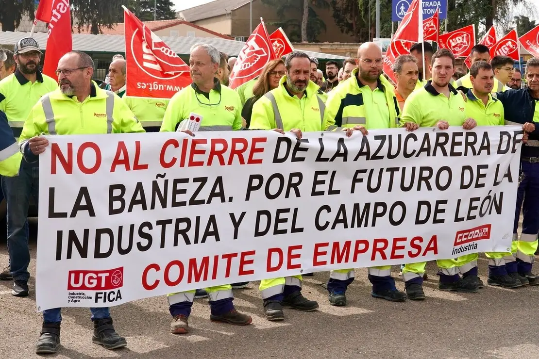 Los trabajadores afectados por el cierre de la planta de Azucarera de La Bañeza se concentran a las puertas de la fábrica