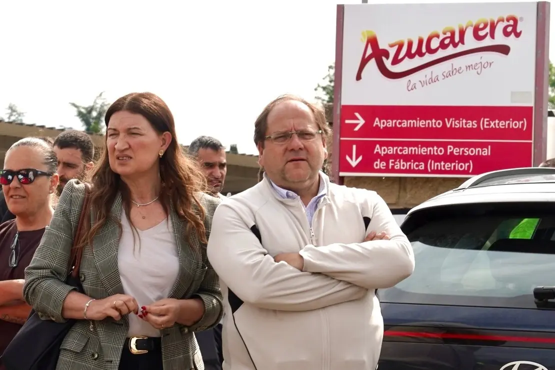 Los trabajadores afectados por el cierre de la planta de Azucarera de La Bañeza se concentran a las puertas de la fábrica