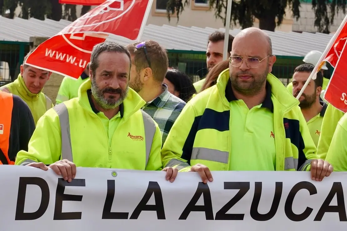 Los trabajadores afectados por el cierre de la planta de Azucarera de La Bañeza se concentran a las puertas de la fábrica. Foto: Campillo