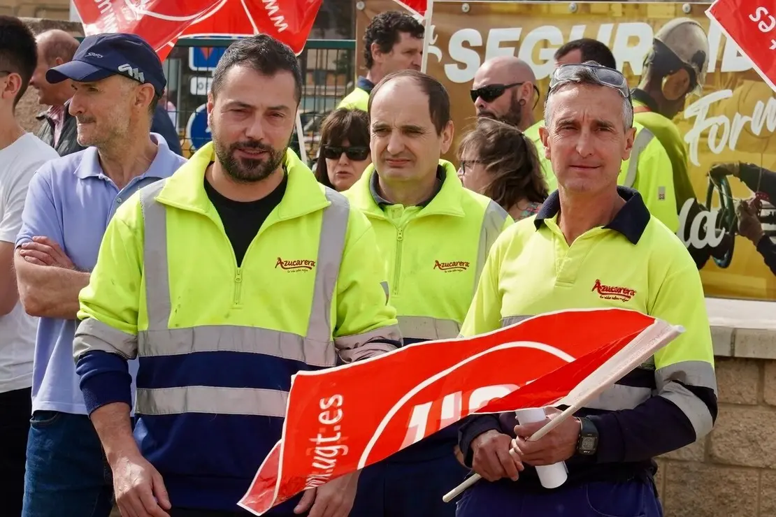 Los trabajadores afectados por el cierre de la planta de Azucarera de La Bañeza se concentran a las puertas de la fábrica