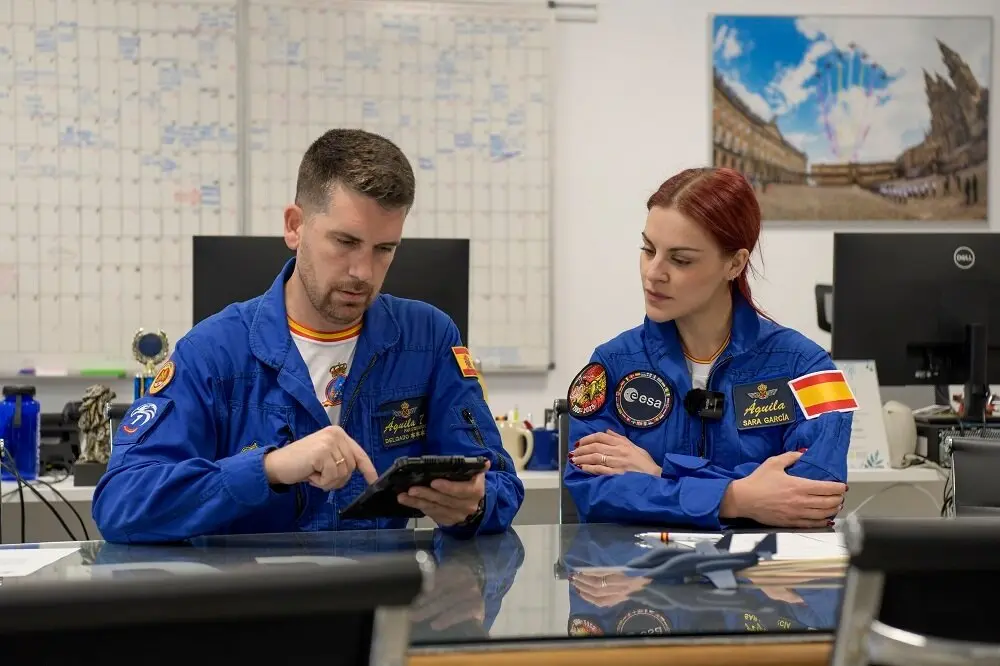 La candidata a astronauta española, la leonesa Sara García Alonso, vuela con la Patrulla Águila | La primera mujer española en la promoción de astronautas de 2022 de la Agencia Espacial Europea se convierte por unos minutos en Águila 7.