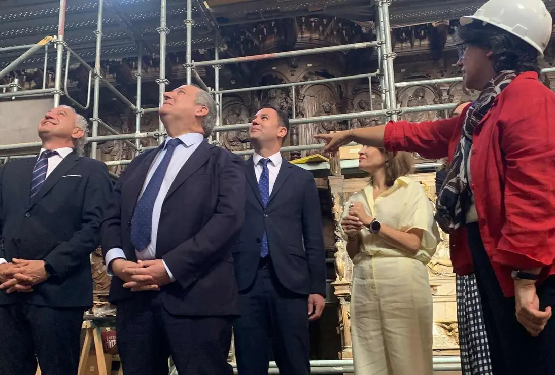 El ministro Jordi Hereu durante su visita al Parador de San Marcos.