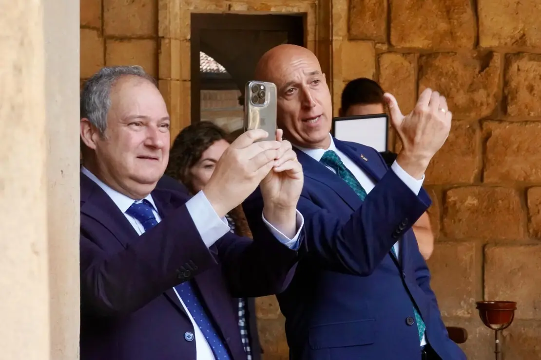 El ministro de Industria y Turismo, Jordi Hereu, visita el Parador de León, acompañado de la secretaria de Estado de Turismo, Rosario Sánchez; la presidenta de Paradores, Raquel Sánchez; y el delegado del Gobierno, Nicanor Sen. Fotos: Campillo