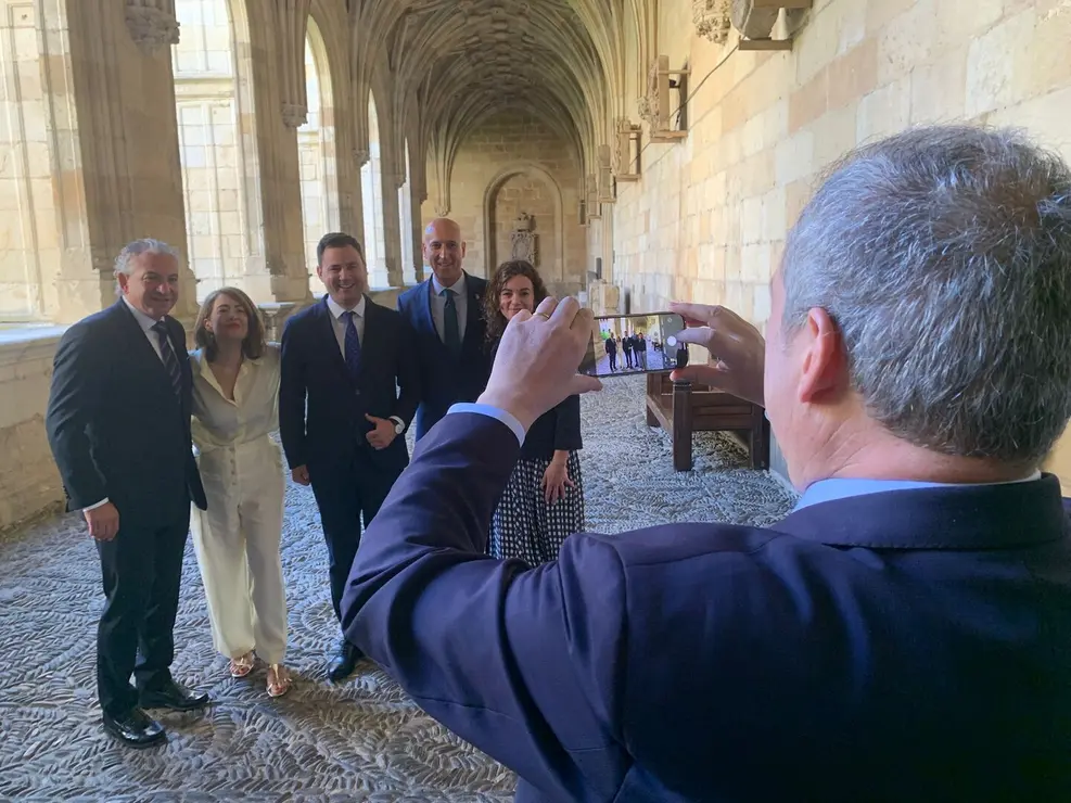 El ministro, fotografía a las autoridades que le han acompañado, durante su estancia en San Marcos. Foto: Alfonso F. Reca