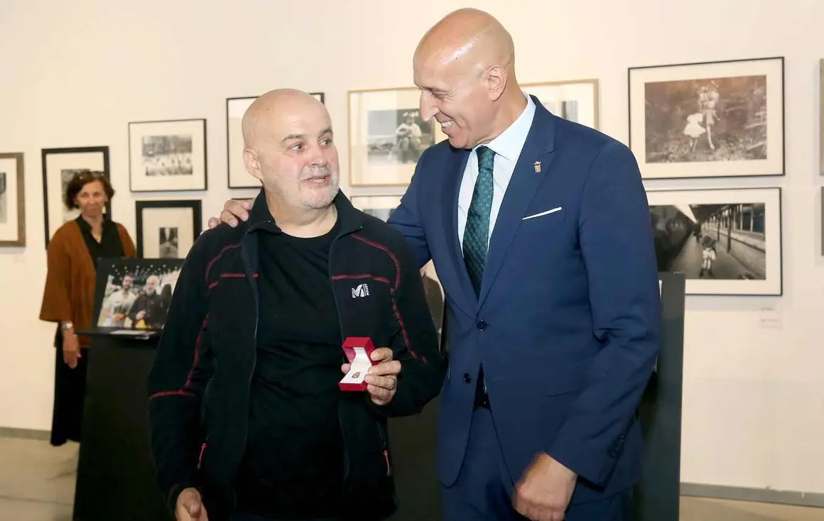 El fotoperiodista Mauricio Peña de Haro ha recibido este viernes la Insignia de Oro de la Ciudad de León, el mayor reconocimiento que concede el Ayuntamiento, como broche a una trayectoria profesional de más de cuatro décadas dedicada a contar, a través de la fotografía, la vida de León y sus gentes. Fotos: Ayto León | Heraldo de León