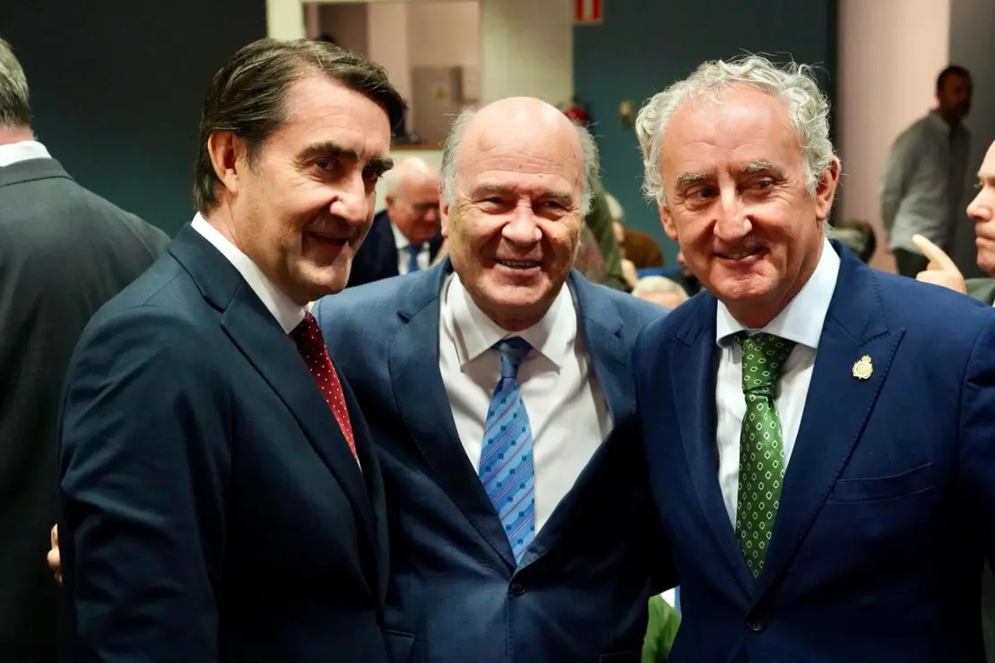 El consejero de Sanidad, Alejandro Vázquez Ramos; el consejero de Medio Ambiente, Vivienda y Ordenación del Territorio, Juan Carlos Suárez-Quiñones, y el alcalde de León, José Antonio Diez, entre otras autoridades, asisten a la toma de posesión del presidente del Colegio de Médicos de León, José Luis Díaz Villarig. Fotos: Campillo