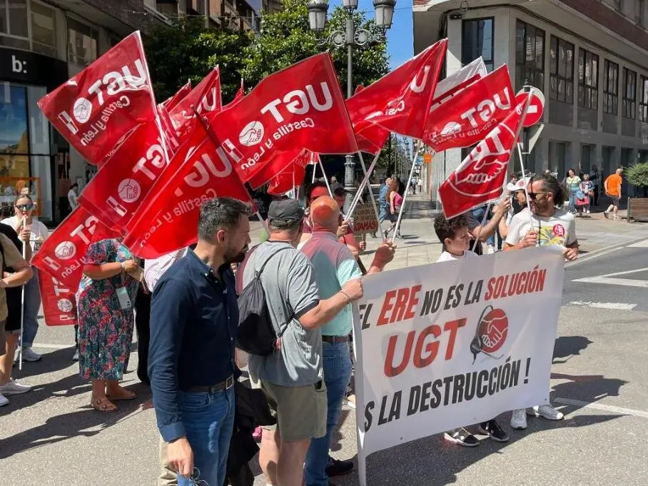 Concentración en Ponferrada en defensa de los empleos de Teleperformance