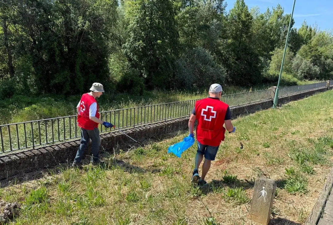 Voluntarios de Cruz Roja durante las tareas de limpieza de las riberas del  Torío