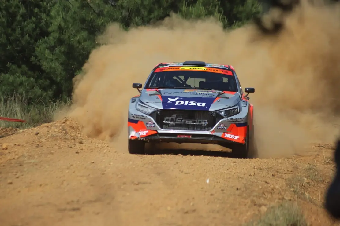 Gil Membrado impone su ley en el Rally Reino de León. El líder del Campeonato de España de Rally de Tierra se impone con autoridad en una prueba que dominó de principio a fin, relegando a Raúl Hernández al segundo puesto y con la retirada de Villanueva. Fotos: Isaac Llamazares
