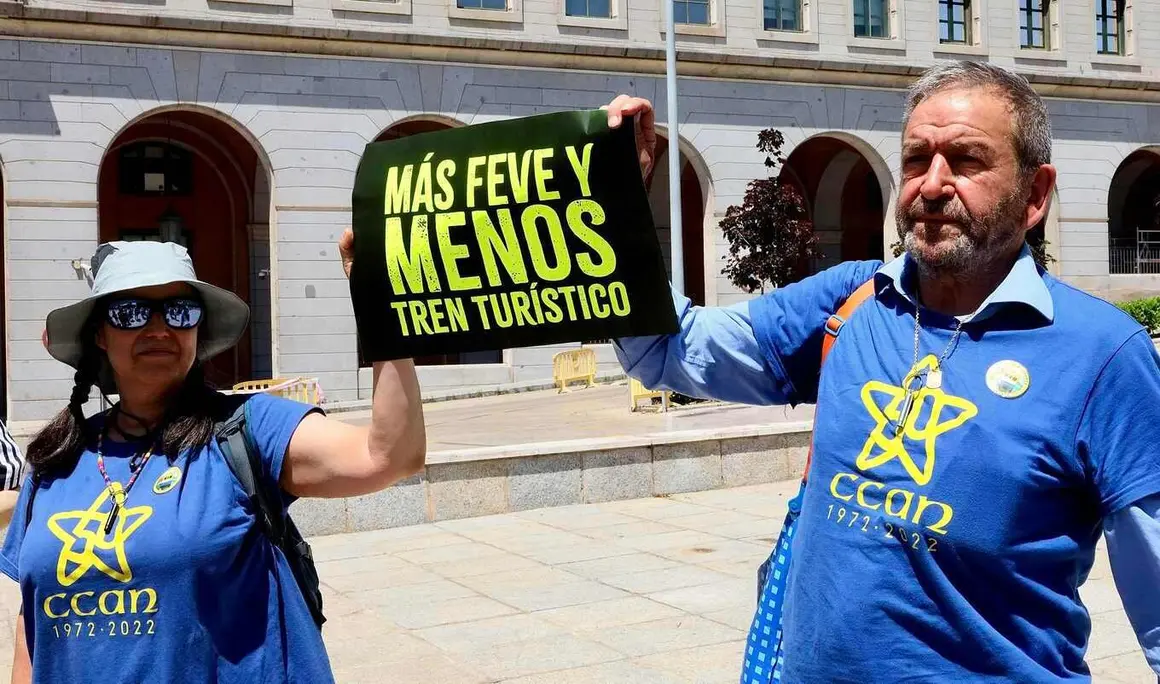 La Plataforma en Defensa de Feve de León organiza una concentración frente a la sede del Ministerio de Transportes y Movilidad bajo el lema ‘En defensa de la Feve’.