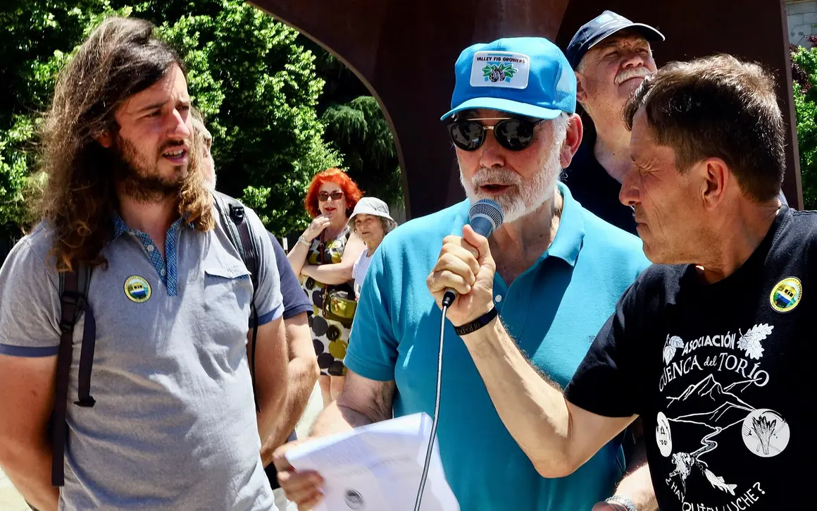 La Plataforma en Defensa de Feve de León organiza una concentración frente a la sede del Ministerio de Transportes y Movilidad bajo el lema ‘En defensa de la Feve’.