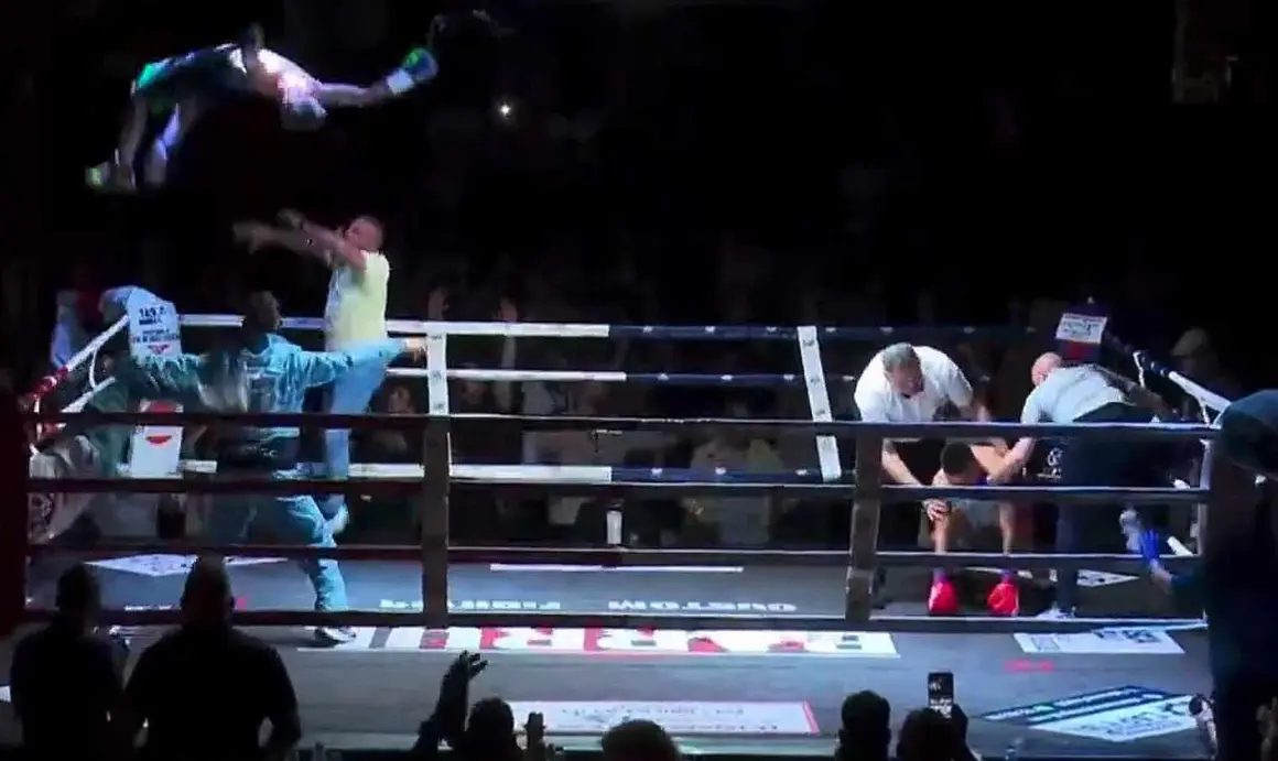 Barrul vuela sobre el ring tras conseguir la victoria.