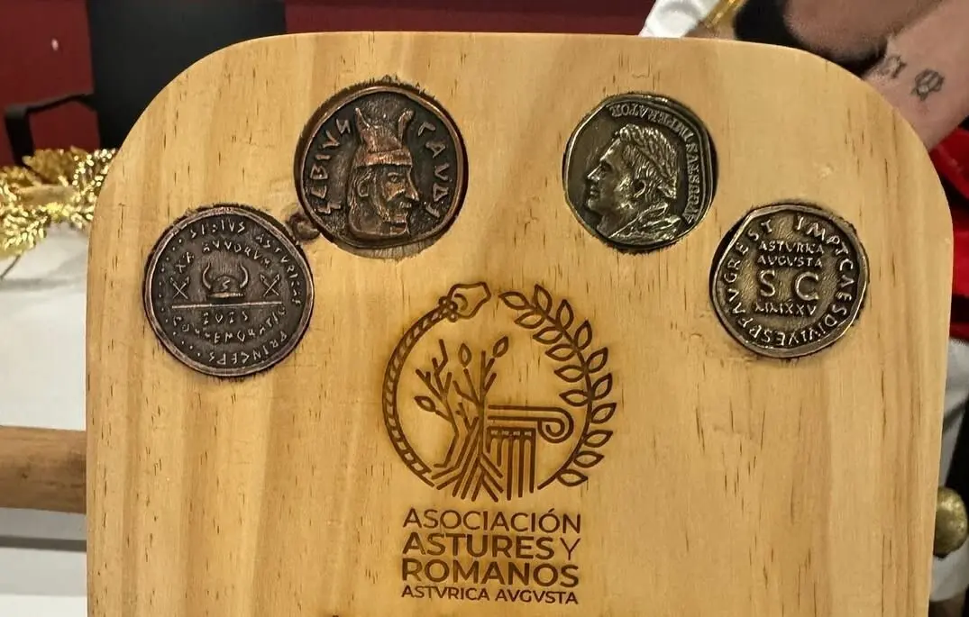 La celebración de Astures y Romanos de Astorga calienta motores con la presentación de las monedas oficiales de este año de ambos bandos. / A. ASTURES Y ROMANOS