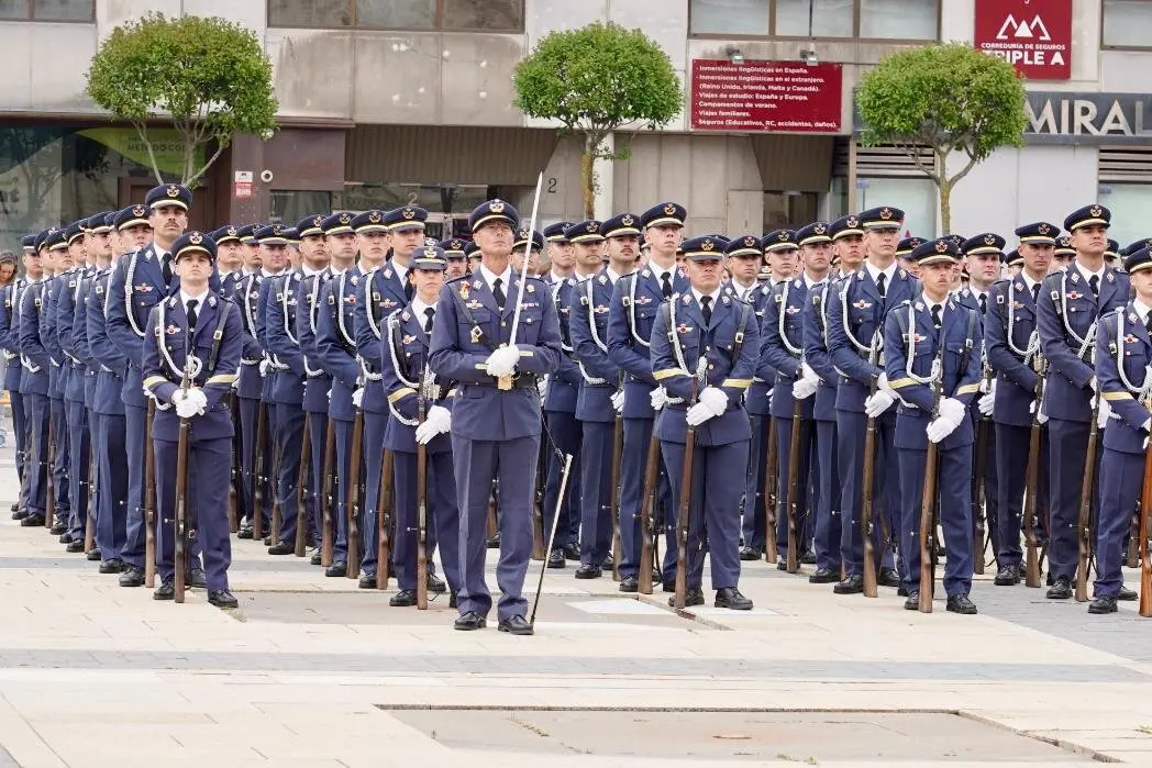 Alumnos de la Escuela Básica del Aire de León durante un acto castrense. / CAMPILLO