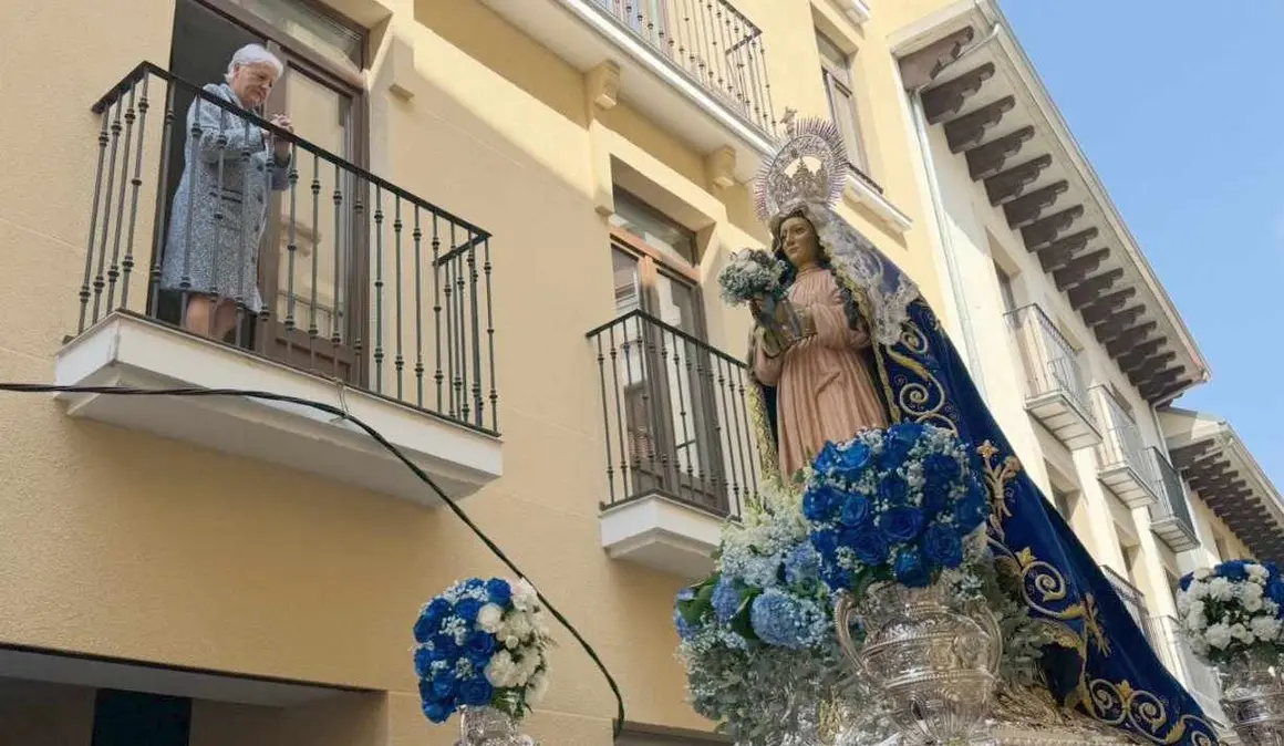 La imagen de la Virgen de la Alegría ha recorrido las calles cercanas a la capilla de Santa Nonia, acompañada por el sonido de la dulzaina y el tamboril. Fotos: Isaac Llamazares | Obispado