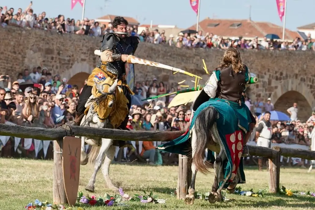 591 años después, Hospital de Órbigo se transforma en un vibrante escenario medieval donde miles de visitantes, la fábrica láctea Mondélez y el recuerdo de Leonor de Tovar se entrelazan en unas Justas declaradas de Interés Turístico Regional. Foto: Campillo