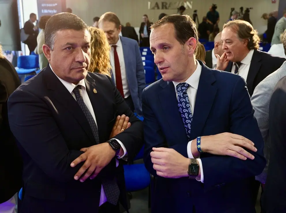 Desayuno informativo organizado por ‘La Razón’ con el presidente de la Junta de Castilla y León, Alfonso Fernández Mañueco.En la imagen los presidentes de las diputaciones de Valladolid Conrado Íscar y de Ávila