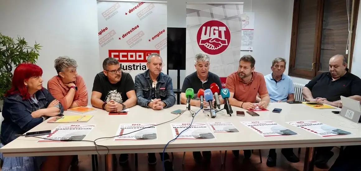 El comité de empresa de Azucarera La Bañeza comparece para anunciar próximas acciones de protesta. Foto: Campillo.