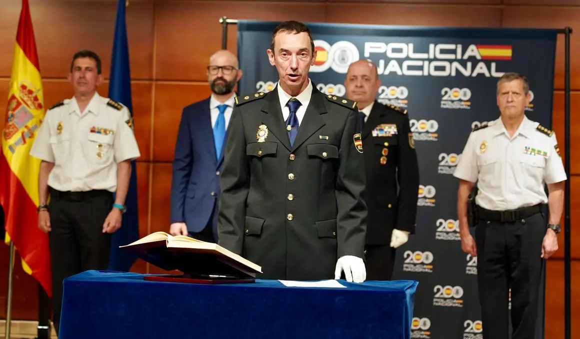 Toma de posesión del nuevo inspector jefe de la Comisaría Local de Astorga, Francisco Javier Martín García, con la presencia del Jefe Superior de Policía de Castilla y León, Juan Carlos Hernández Muñoz, y del subdelegado del Gobierno, Héctor Alaiz Moretón, además del comisario principal jefe provincial de la Comisaría de León, Miguel Ángel del Diego Ballesteros./ CAMPILLO