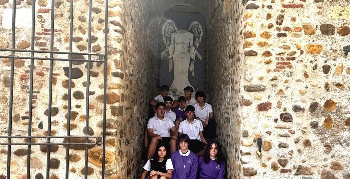 El Archivo Histórico instala en la muralla de Puerta Castillo una pintura de un ángel creada alumnos de 1º ESO de Maristas.