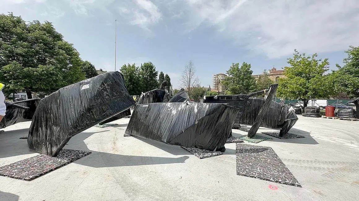 Llegan las primeras piezas del león gigante, el mayor juego infantil del mundo con forma de felino, que será emblema lúdico y urbano de la capital leonesa. Fotos: Ayto León