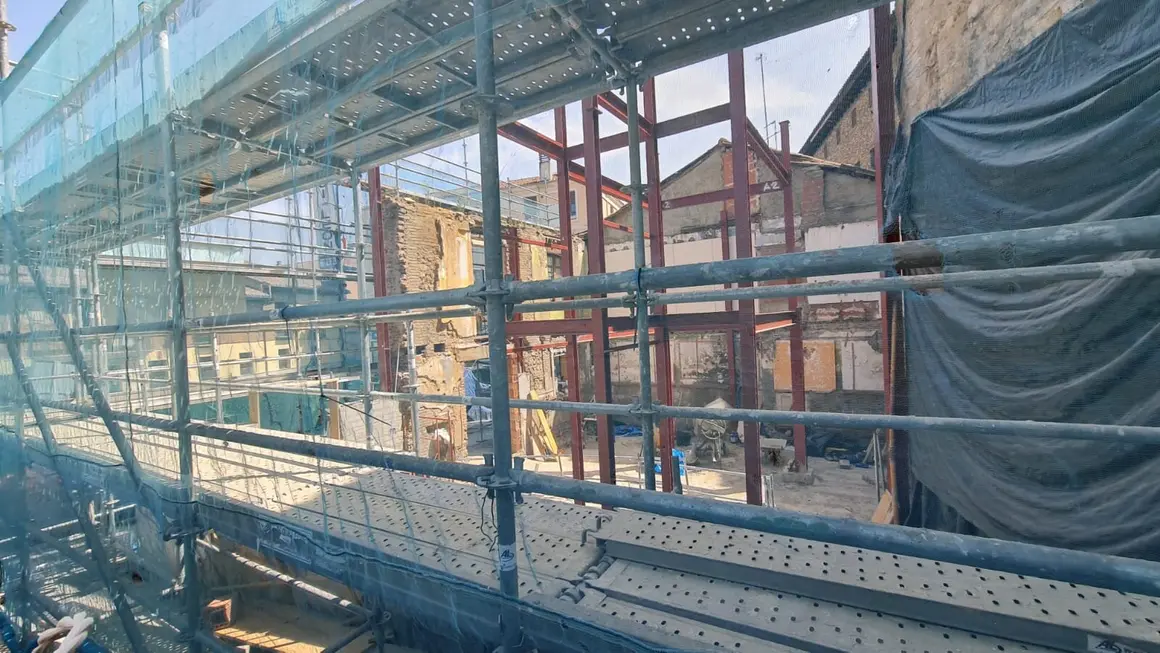 El proyecto de apartamentos turísticos pegados a la muralla avanza con el respaldo legal y pese al mandato plenario de recuperar el solar del antiguo restaurante Luisón como propiedad pública.