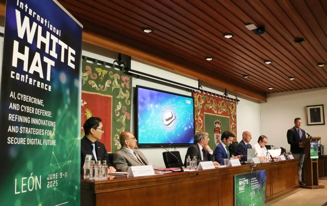 La Facultad de Derecho acoge la sexta edición de la ‘White Hat Conference’ impulsada por la Boston University que reúne a hackers de sombrero blanco procedentes de más de 40 países para abordar las amenazas digitales. Foto: Campillo | Universidad de León
