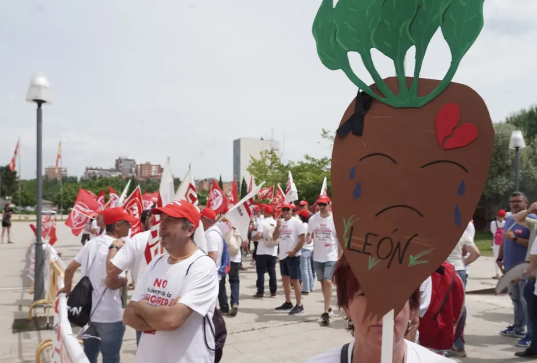 Trabajadores de Azucarera de conectan frente a la sede de las Cortes para defender sus puestos de trabajo. Fotos: Rubén Cacho