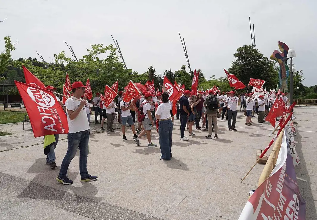 Trabajadores de Azucarera de conectan frente a la sede de las Cortes para defender sus puestos de trabajo