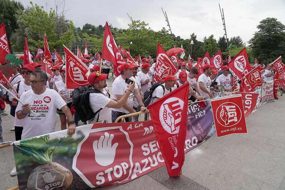 Trabajadores de Azucarera de conectan frente a la sede de las Cortes para defender sus puestos de trabajo. Fotos: Rubén Cacho