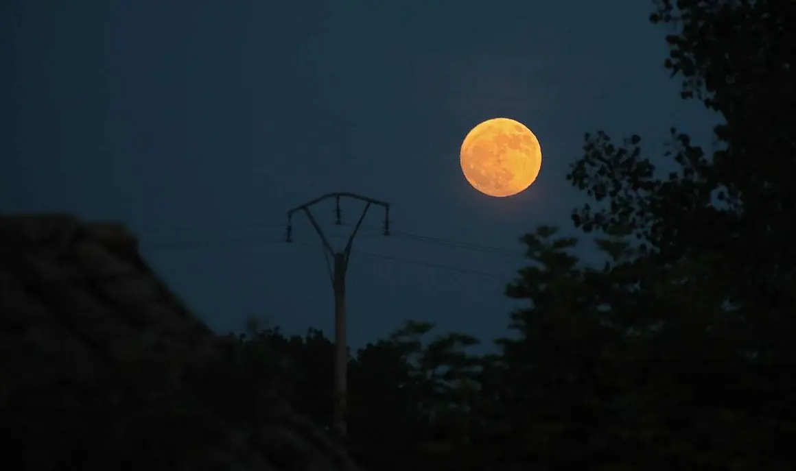 La precesión nodal de la Luna hace que esta noche se alce a menor altura de lo habitual, un ciclo que no volverá hasta dentro de 19 años