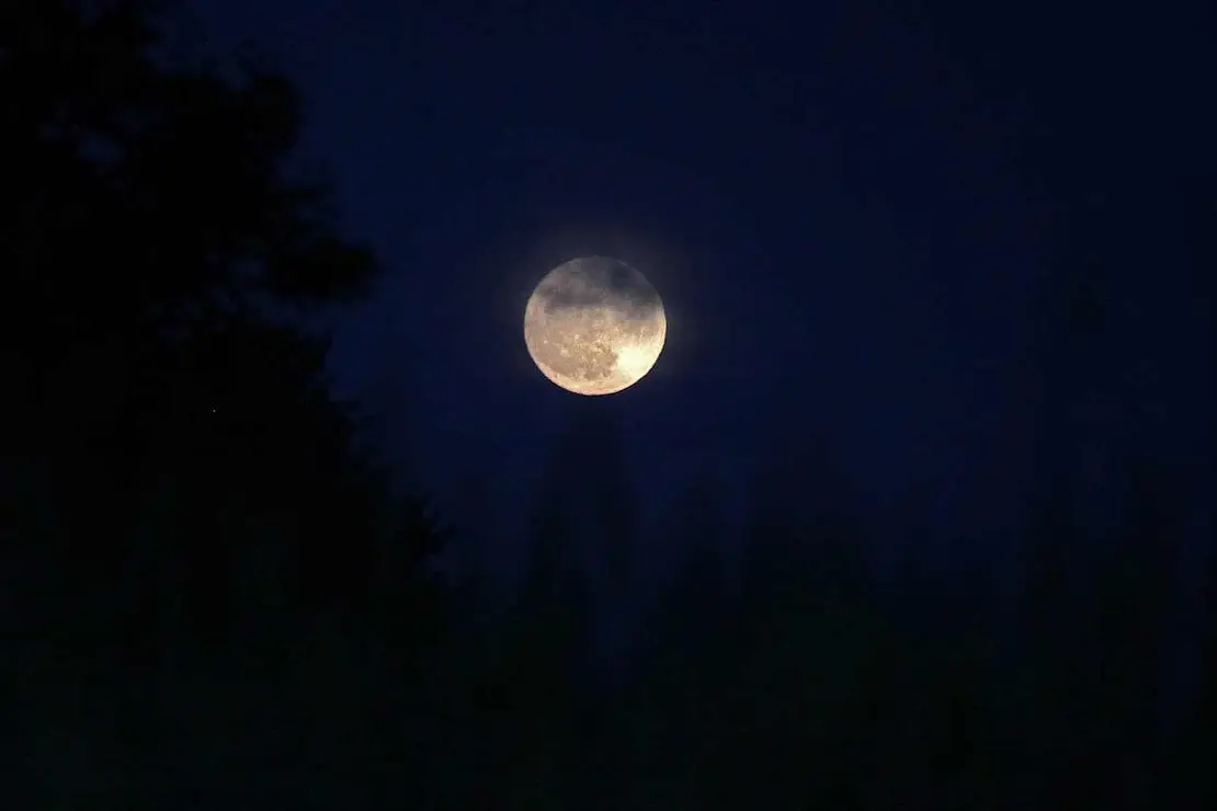 La precesión nodal de la Luna hace que esta noche se alce a menor altura de lo habitual, un ciclo que no volverá hasta dentro de 19 años