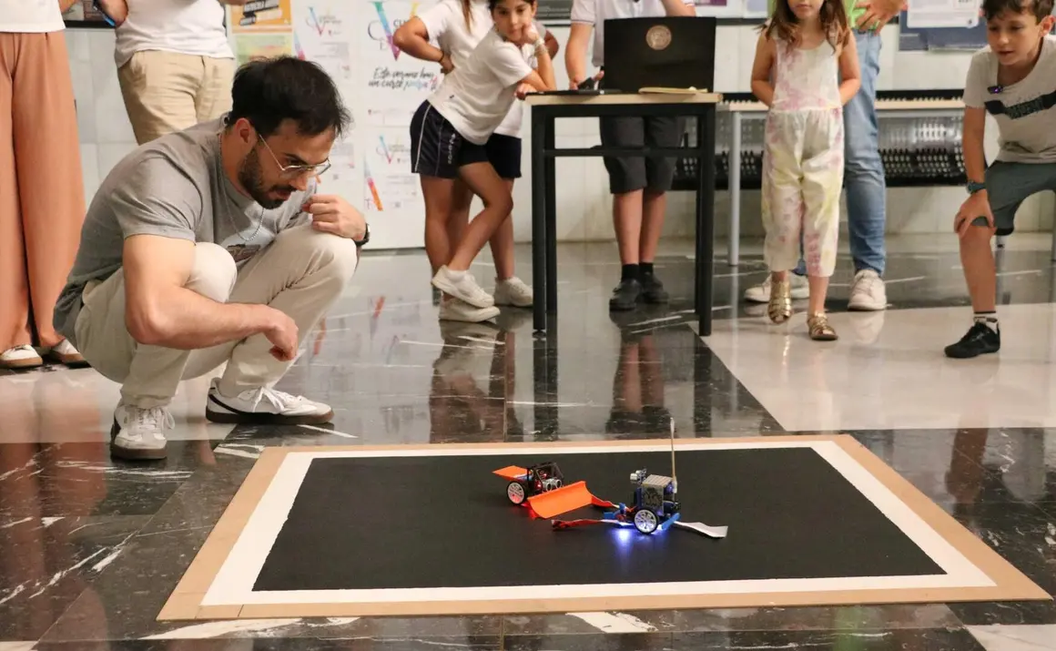 Competición de robots de 'minisumo' en la Universidad de León