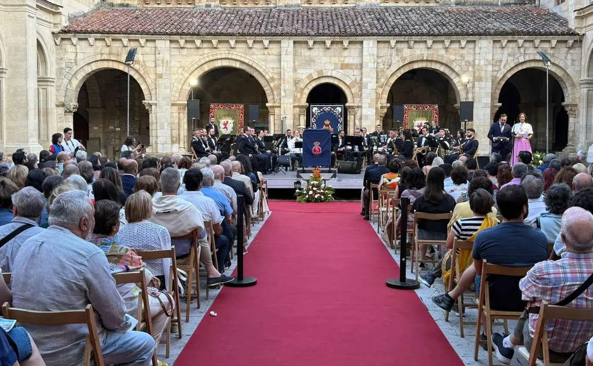 La Unidad de Música de la Academia Básica del Aire y del Espacio ofrece un concierto en el Claustro de San Isidoro, donde en 1188 se celebraron las primeras Cortes con representación popular. Fotos: Diputación