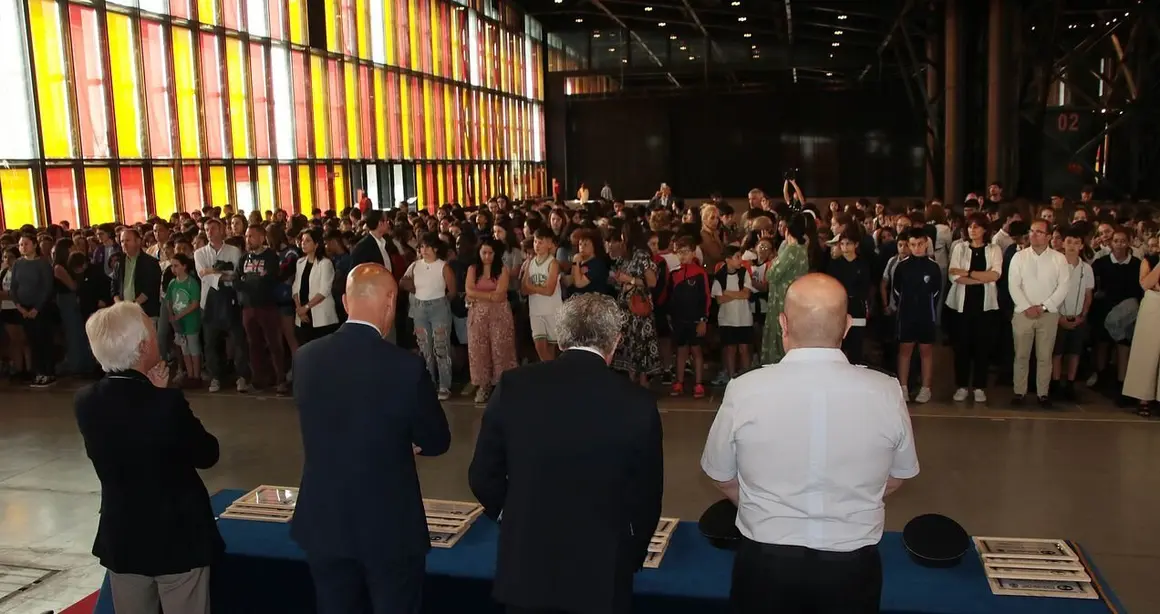 El delegado del Gobierno en Castilla y León, Nicanor Sen, el alcalde José Antonio Díez y el jefe Superior de Policía de Castilla y León, Juan Carlos Hernández, entregan de los diplomas a los alumnos participantes en el programa Ciberexpert@s en León