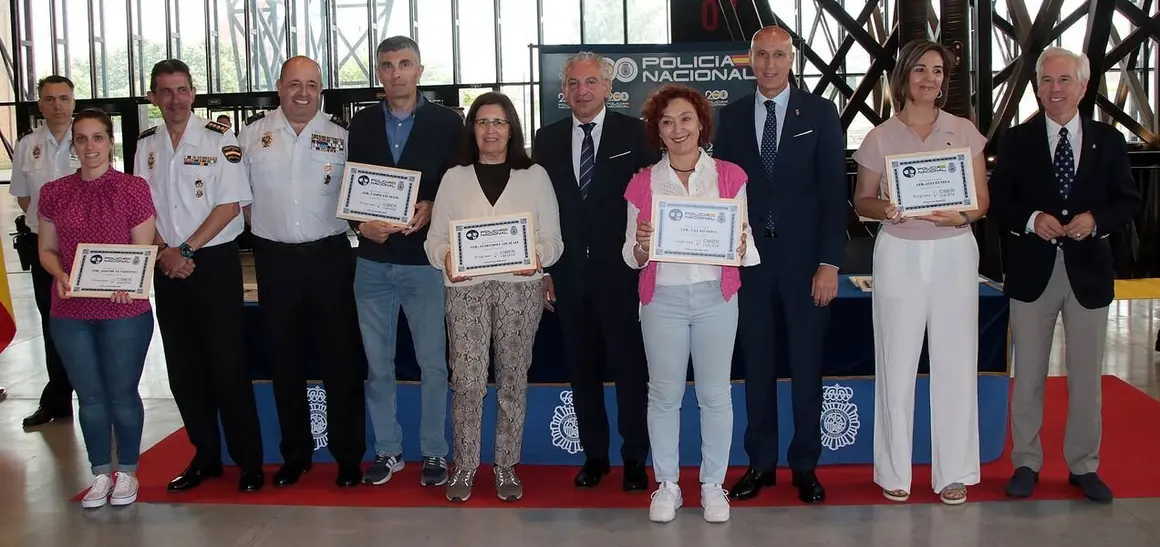 El delegado del Gobierno en Castilla y León, Nicanor Sen, el alcalde José Antonio Díez y el jefe Superior de Policía de Castilla y León, Juan Carlos Hernández, entregan de los diplomas a los alumnos participantes en el programa Ciberexpert@s en León. Foto: Peio García.
