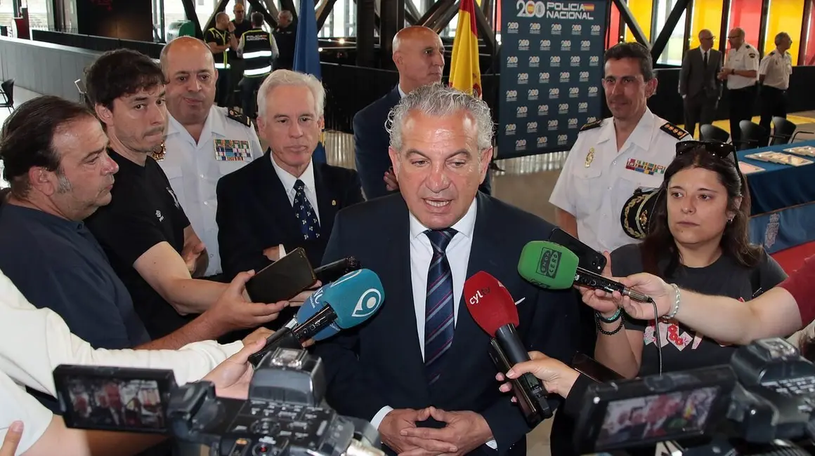 El delegado del Gobierno en Castilla y León, Nicanor Sen, el alcalde José Antonio Díez y el jefe Superior de Policía de Castilla y León, Juan Carlos Hernández, entregan de los diplomas a los alumnos participantes en el programa Ciberexpert@s en León