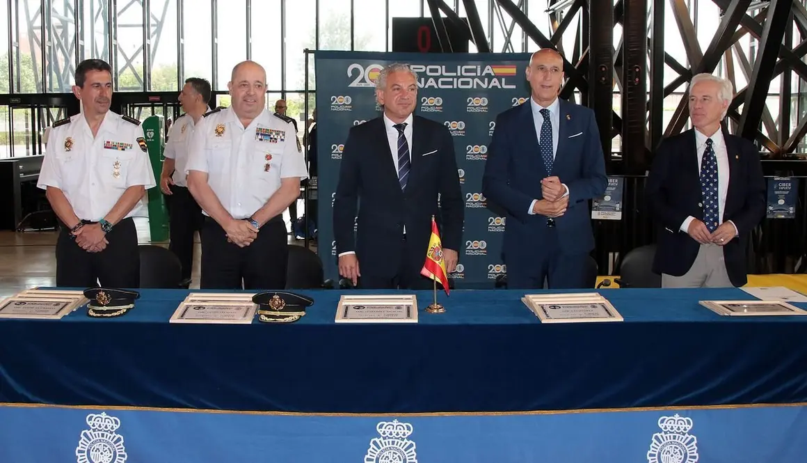 El delegado del Gobierno en Castilla y León, Nicanor Sen, el alcalde José Antonio Díez y el jefe Superior de Policía de Castilla y León, Juan Carlos Hernández, entregan de los diplomas a los alumnos participantes en el programa Ciberexpert@s en León