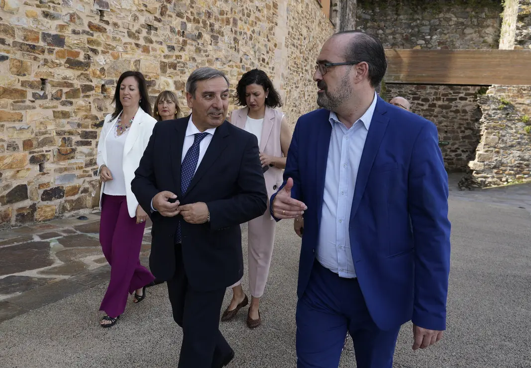 El consejero de Movilidad y Transformación Digital de la Junta, José Luis Sanz Merino, junto al alcalde de Ponferrada, Marco Morala, durante la clausura del foro 'Ponferrada. Nodo logístico del Corredor Atlántico del Noroeste'. Foto: C.