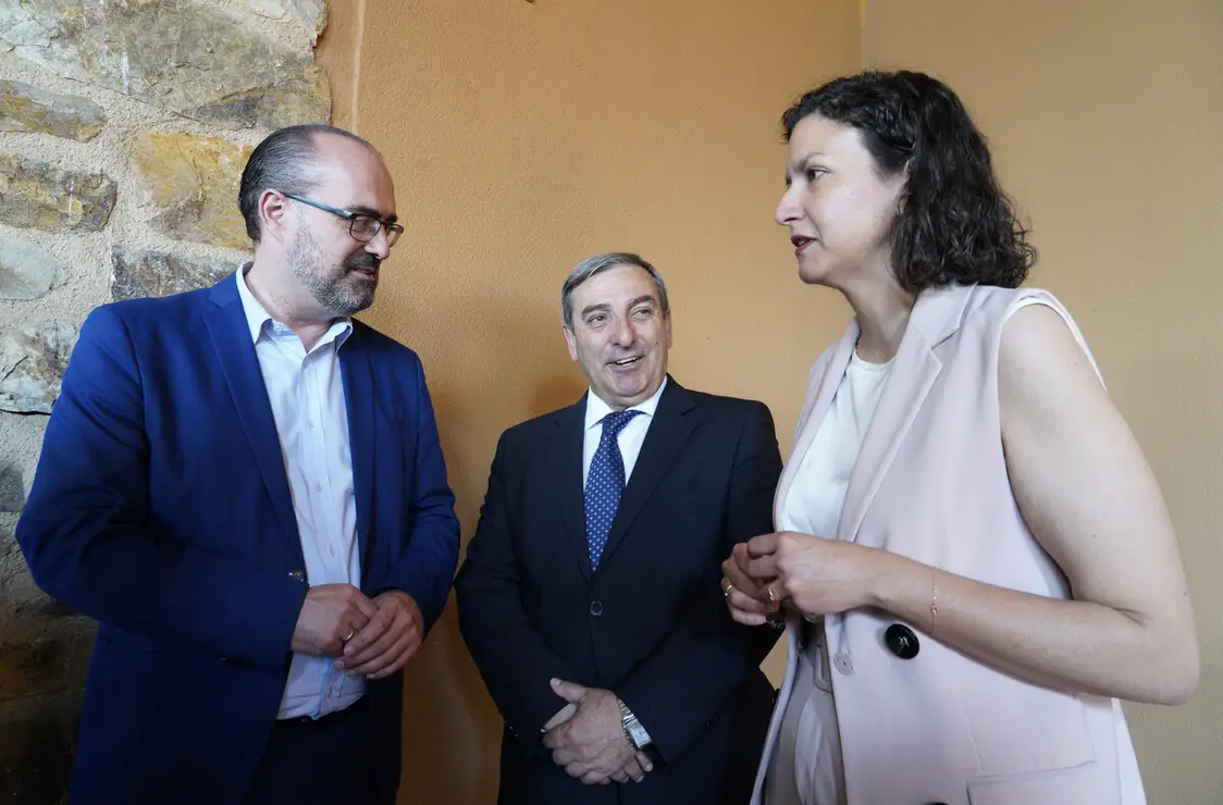 El consejero de Movilidad y Transformación Digital de la Junta, José Luis Sanz Merino, junto al alcalde de Ponferrada, Marco Morala, durante la clausura del foro 'Ponferrada. Nodo logístico del Corredor Atlántico del Noroeste'