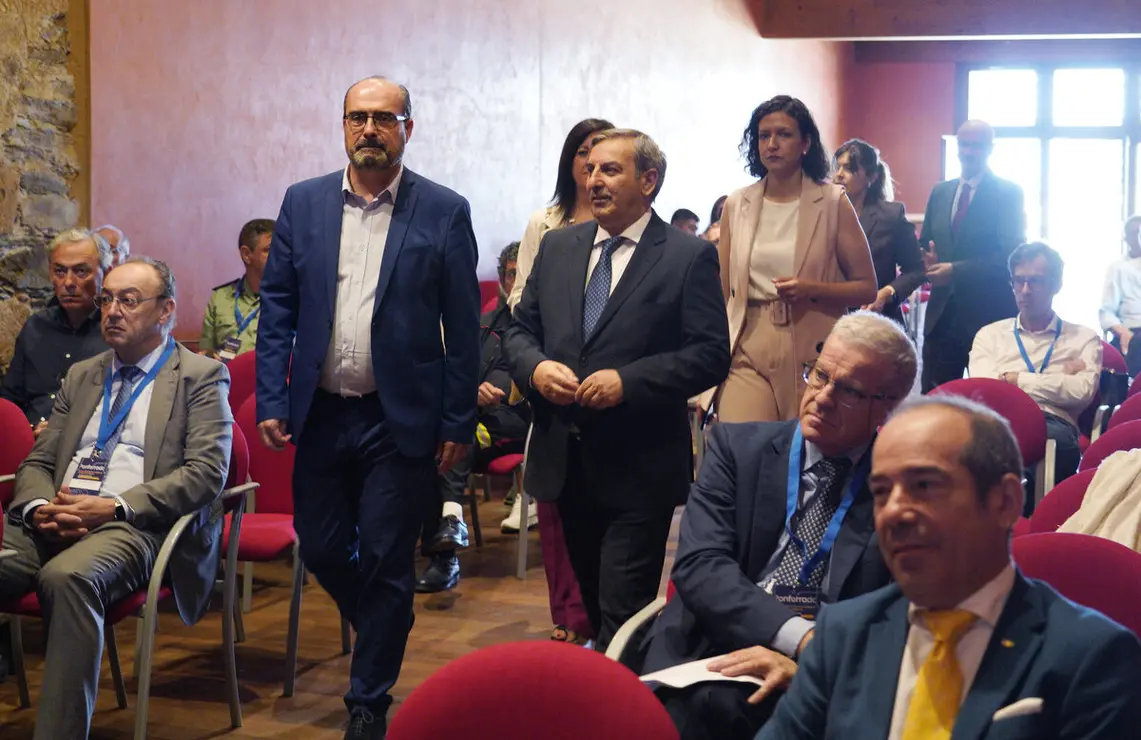 El consejero de Movilidad y Transformación Digital de la Junta, José Luis Sanz Merino, junto al alcalde de Ponferrada, Marco Morala, durante la clausura del foro 'Ponferrada. Nodo logístico del Corredor Atlántico del Noroeste'