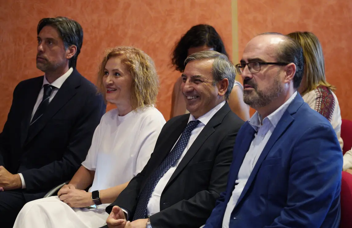 El consejero de Movilidad y Transformación Digital de la Junta, José Luis Sanz Merino, junto al alcalde de Ponferrada, Marco Morala, durante la clausura del foro 'Ponferrada. Nodo logístico del Corredor Atlántico del Noroeste'