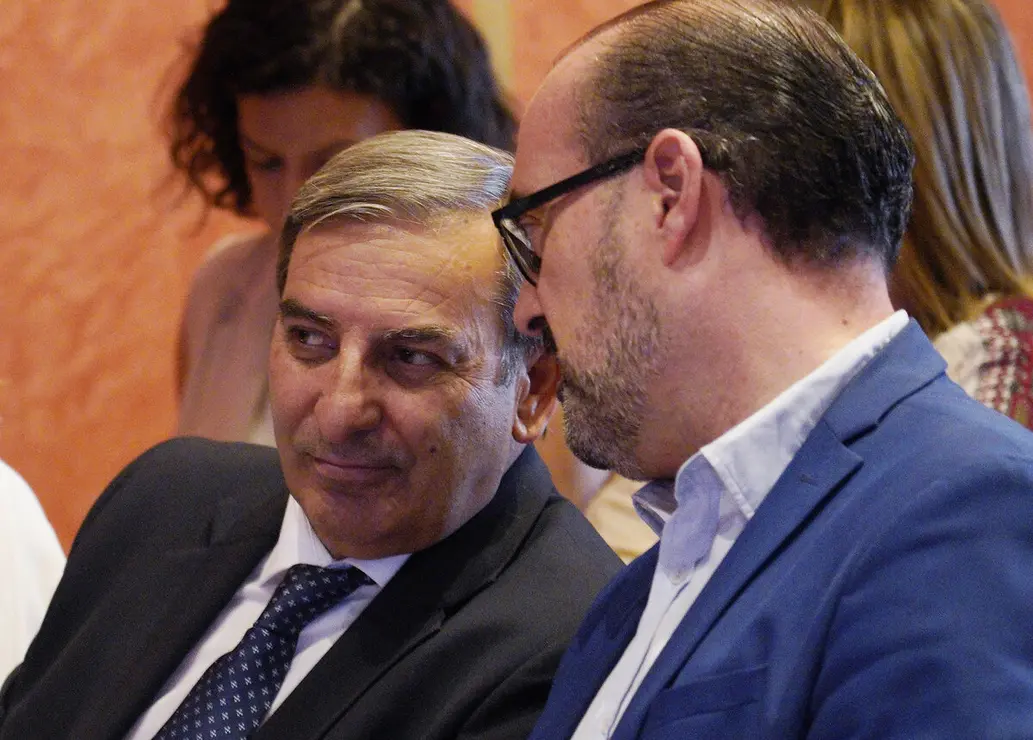 El consejero de Movilidad y Transformación Digital de la Junta, José Luis Sanz Merino, junto al alcalde de Ponferrada, Marco Morala, durante la clausura del foro 'Ponferrada. Nodo logístico del Corredor Atlántico del Noroeste'
